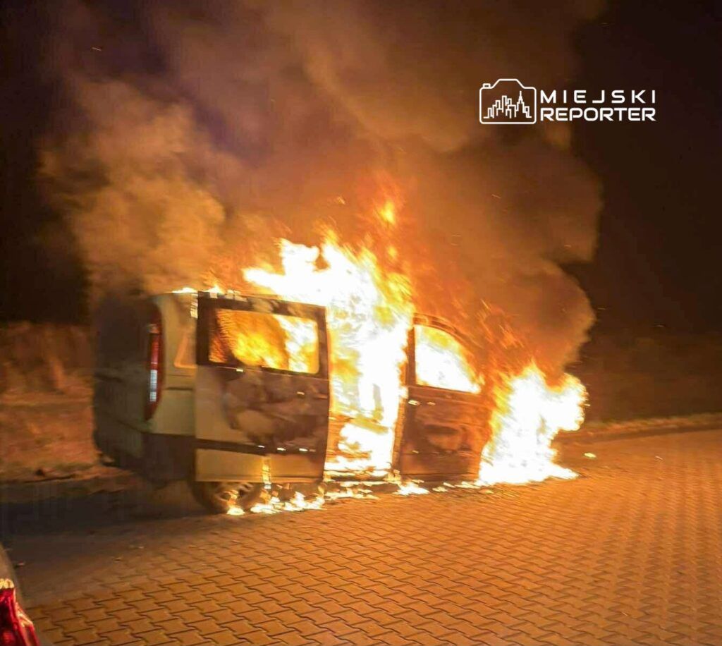 Radzymin: Pożar busa pod Warszawą. Pojazd cały był objęty ogniem