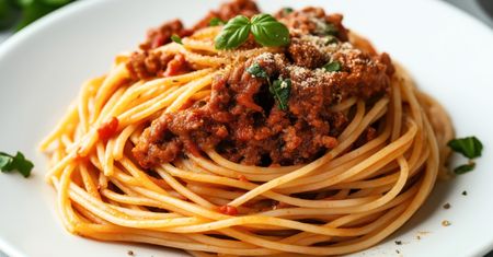 Spaghetti z niespodziewanym twistem owocowym. Ten przepis podbije twoje podniebienie