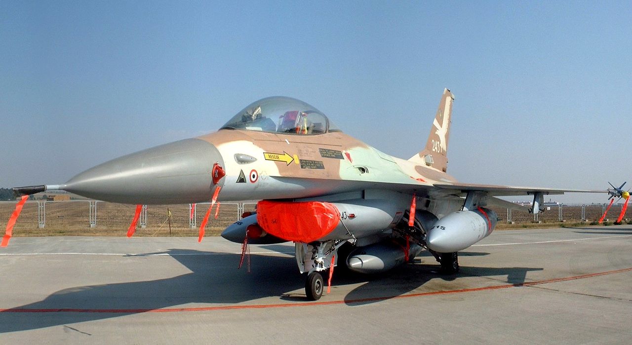 Myśliwiec Sił Powietrznych Izraela F-16 Netz 243, pilotowany przez pułkownika Ilana Ramona podczas operacji Opera.