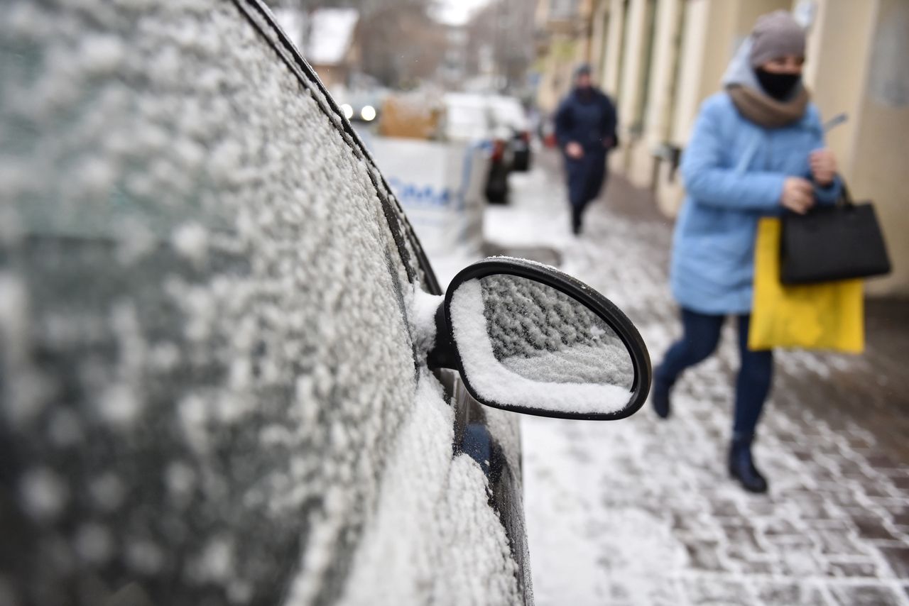 Warszawa. Marznący deszcz i gołoledź. IMGW alarmuje