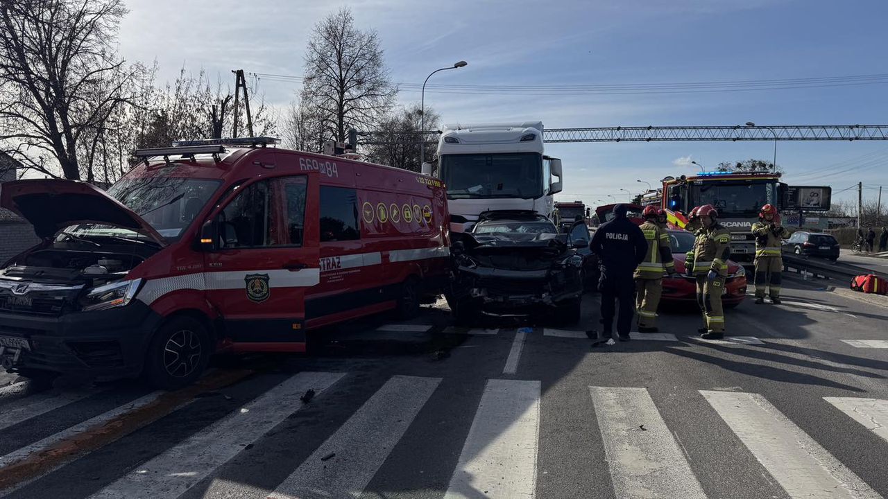 TIR wjechał w samochód straży pożarnej. Pięć osób rannych