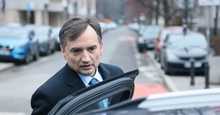 Ludzie Ziobry nie wiedzieli, czy jest w Polsce. Tak policja szukała byłego ministra