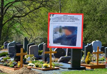 Kontrowersyjna kartka na cmentarzu. Pokazano twarz i padły oskarżenia