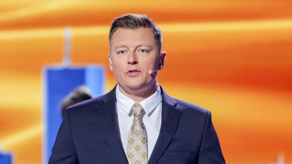 Rafał Brzozowski prowadzi "Jaka to melodia" od 2019 r.