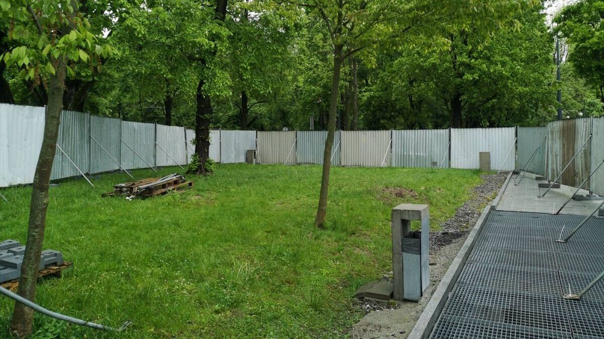 Na skwerze obok Centrum Spotkania Kultur ruszyła budowa pomnika Lecha Kaczyńskiego