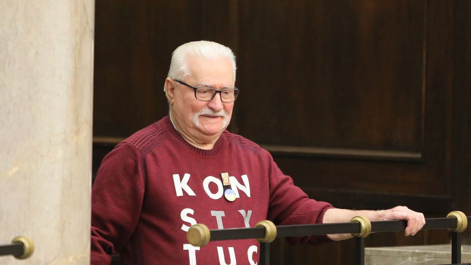 Warszawa, 11.12.2023. Były prezydent Lech Wałęsa na sali obrad Sejmu w Warszawie, 11 bm. Premier Morawiecki przedstawia posłom program działania Rady Ministrów z wnioskiem o udzielenie jej wotum zaufania. (jm) PAP/Paweł Supernak