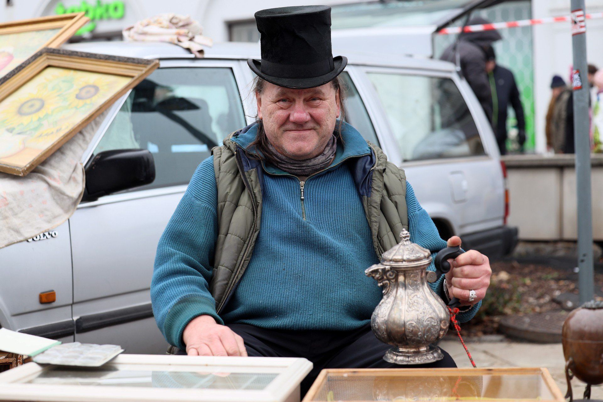 Na lubelskiej giełdzie staroci czas zdaje się płynąć wolniej - między stoiskami pełnymi bibelotów i przedmiotów z duszą można znaleźć nie tylko unikatowe skarby, ale i odrobinę nostalgii.