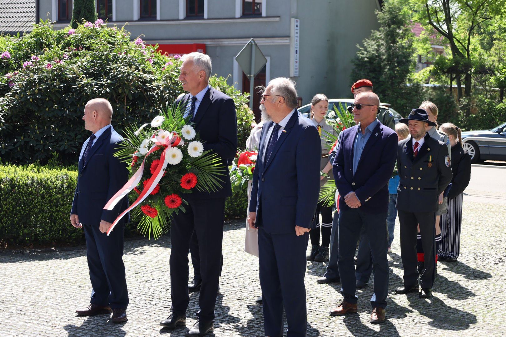 Uczestnicy złożyli wiązanki kwiatów przy Pomniku Wolności, a następnie przy Pomniku Poległych Mieszkańców Krotoszyna