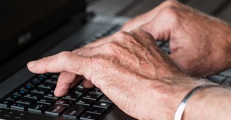 Czy Polacy radzą sobie w cyfrowym świecie? Ponad połowa nie