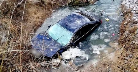 Audi znaleziono w rowie. Policja wyjaśnia okoliczności zdarzenia