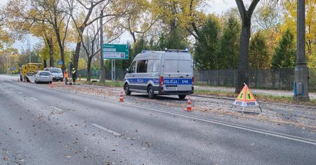 Najechała na leżące na jezdni widły, te uszkodziły bak paliwa. Z peugeota zaczęło wyciekać paliwo