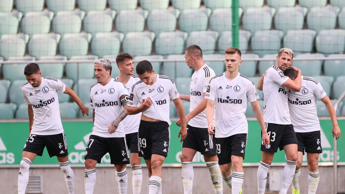 Warszawa, 08.07.2022. Zawodnik Legii Warszawa Ernest Muci (3L) cieszy się z gola podczas meczu sparingowego z Zorią Ługańsk w Warszawie, 8 bm. Piłkarze Legii przygotowują się do sezonu 2022/2023 Ekstraklasy, który rozpoczną 16 lipca wyjazdowym meczem z Koroną Kielce. (mk) PAP/Leszek Szymański