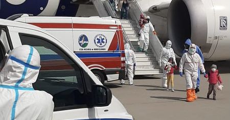 Zakażony dyplomata sprowadzony z Indii powiązany rodzinnie z PiS? Dziennikarzowi miano grozić prokuraturą