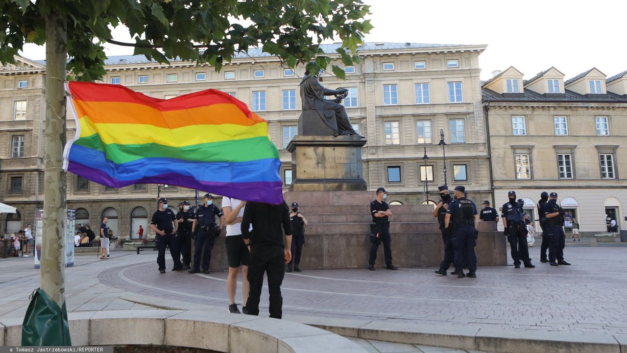 Warszawa.  Dwie manifestacje, podpalona tęczowa flaga