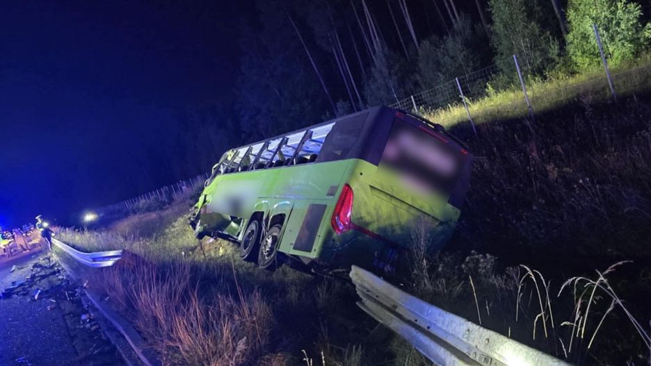 Wypadek na S7. Ciężarówka zderzyła się czołowo z autobusem