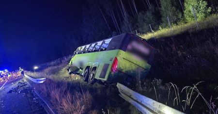 Wypadek na S7. Ciężarówka zderzyła się czołowo z autobusem