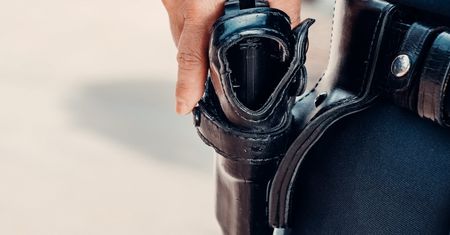 Mężczyzna zaatakował policjanta. Wyjął mu broń z kabury i zaczął strzelać