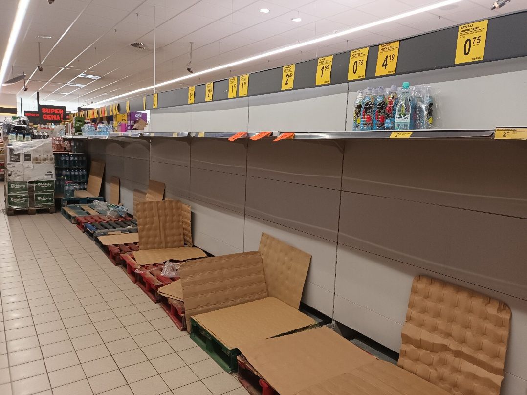 W Biedronce przy ul. Kozanowskiej ok. 10.00 brakowało już wody. 