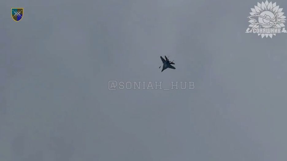 MiG-29 podczas zrzutu bomby kierowanej. 