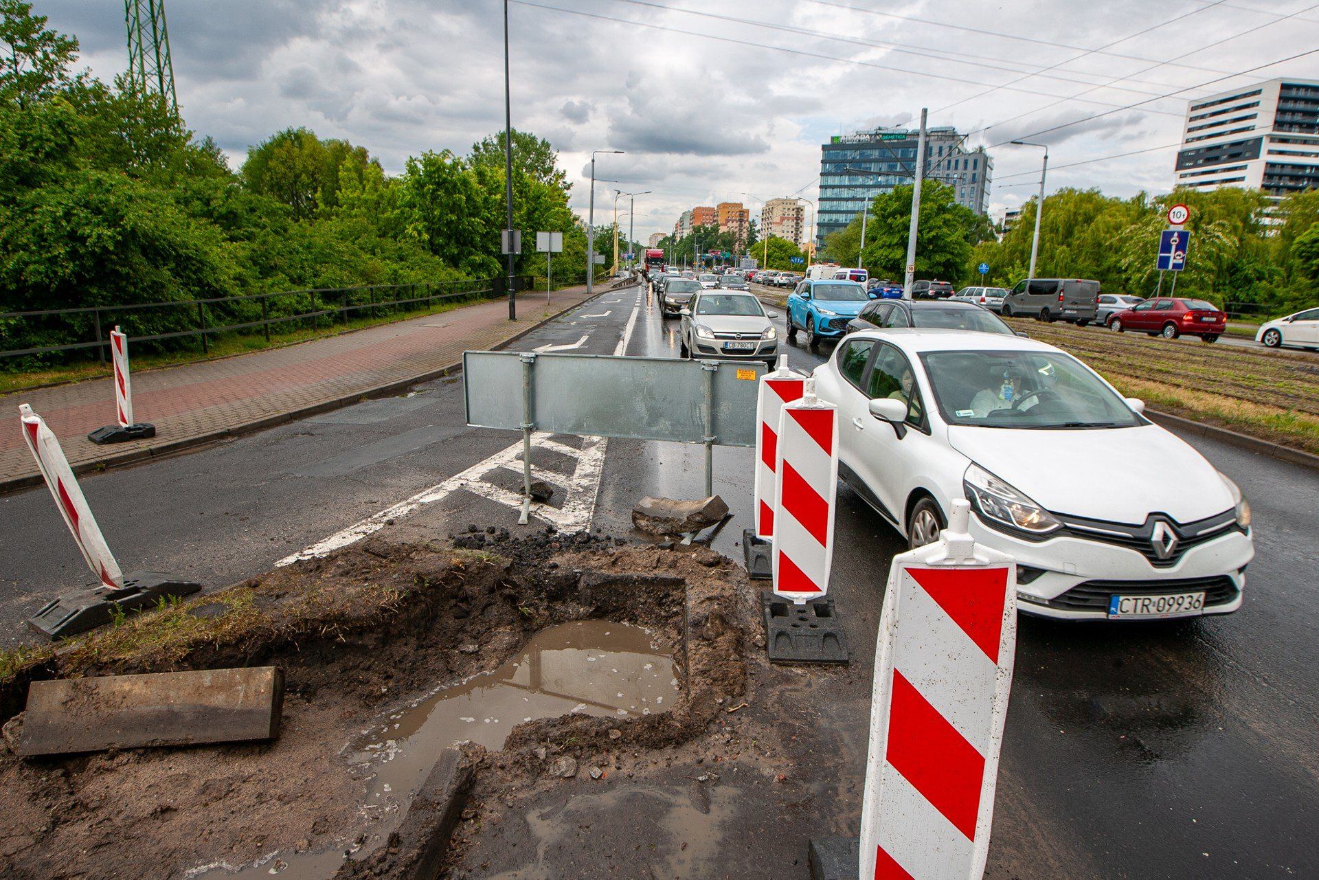 W poniedziałek ruszyły prace na jezdni, co wiążę się z tym, że jeden pas (do jazdy na wprost i do skrętu w prawo) za zjazdem do Leroy Merlin jest wyłączony z ruchu. Sprawdziliśmy po południu jak wpłynęło to na ruch przy rondzie Toruńskim.
