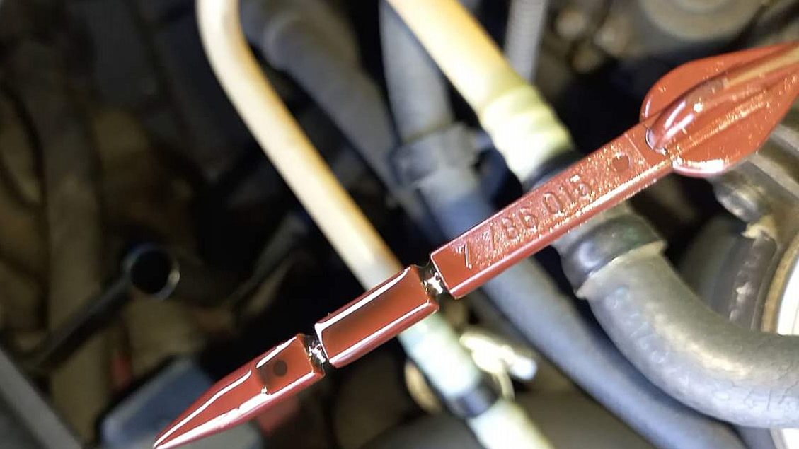 Olej w samochodzie 525d z przebiegiem prawie 400 tys. km. Widać olej po 3400 km od wymiany. 