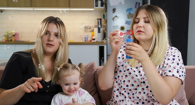 Mamy tworzące tęczowe rodziny składają świąteczne życzenia w kampanii stowarzyszenia Miłość Nie Wyklucza