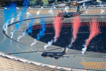 Dwa Embraery E195 nad stadionem w Kapsztadzie. Przelot wywołał obawy ekspertów