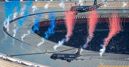 Dwa Embraery E195 nad stadionem w Kapsztadzie. Przelot wywołał obawy ekspertów