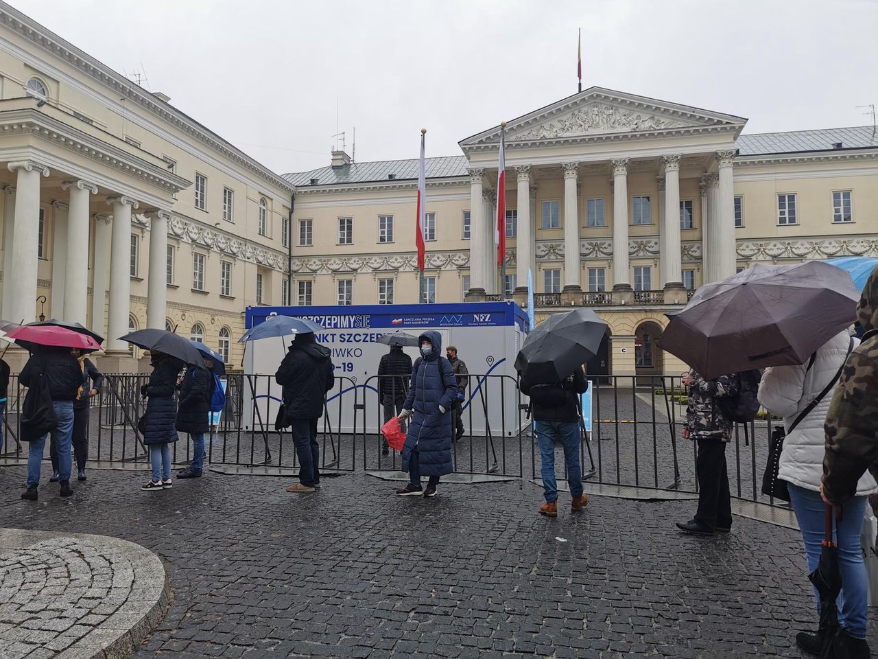 Szczepienia bez zapisów. Tłumy chętnych mimo ulewnego deszczu