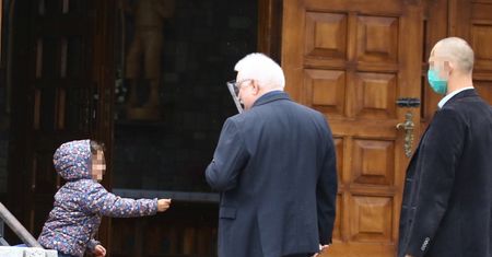 Ale scena pod kościołem! W rolach głównych Wałęsa i mała Cyganka