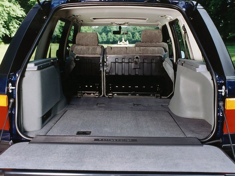 Poza wysokim poziomie wyposażenia, wnętrze oferowało również dużą przestrzeń i funkcjonalność, dzięki czemu Range Rover stał się prawdziwie uniwersalnym autem wielozadaniowym