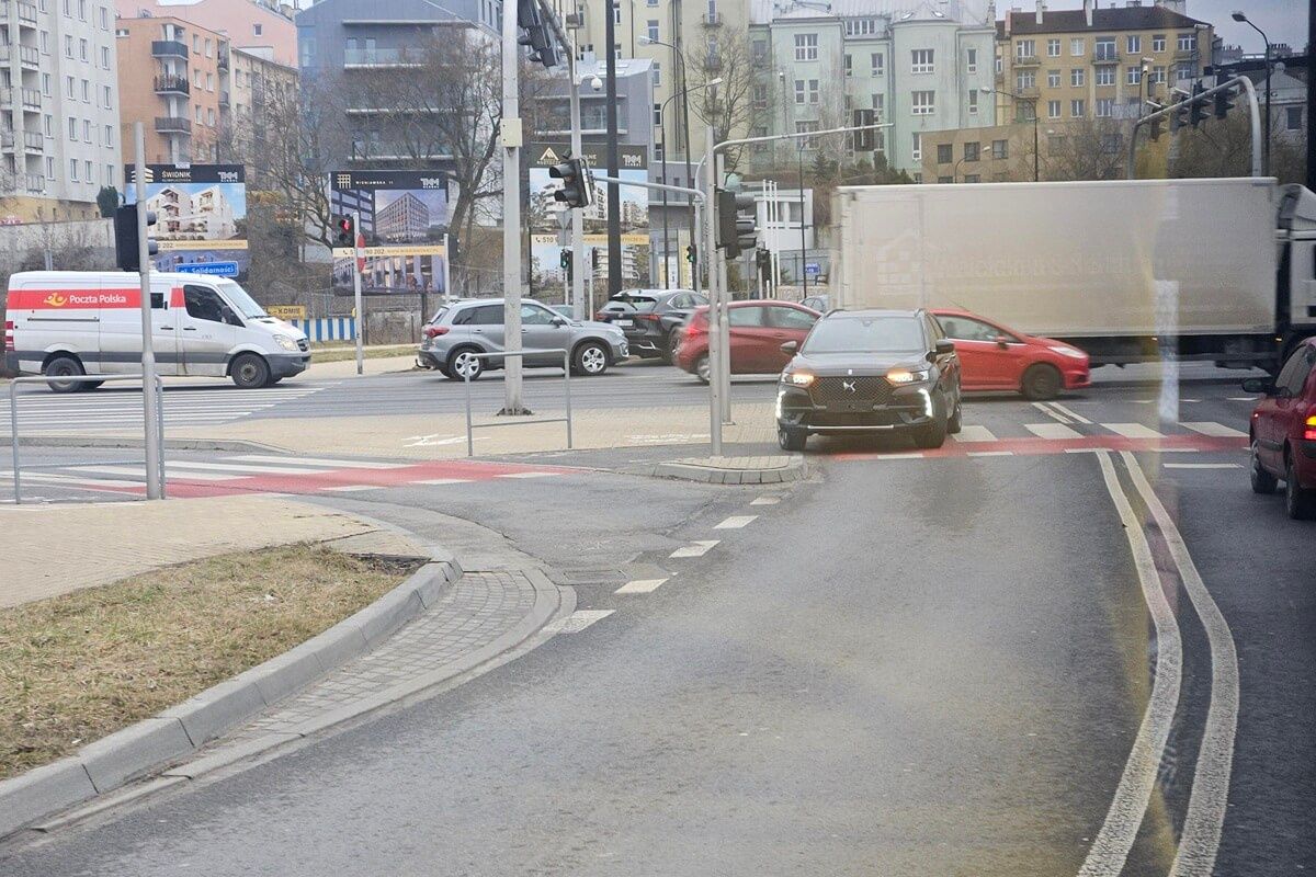 Zderzenie DS z volkswagenem na skrzyżowaniu al. Solidarności z ul. Prusa
