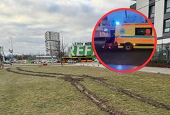 Słupkami zastawili przejazd karetce na sygnale. Ambulans ugrzązł