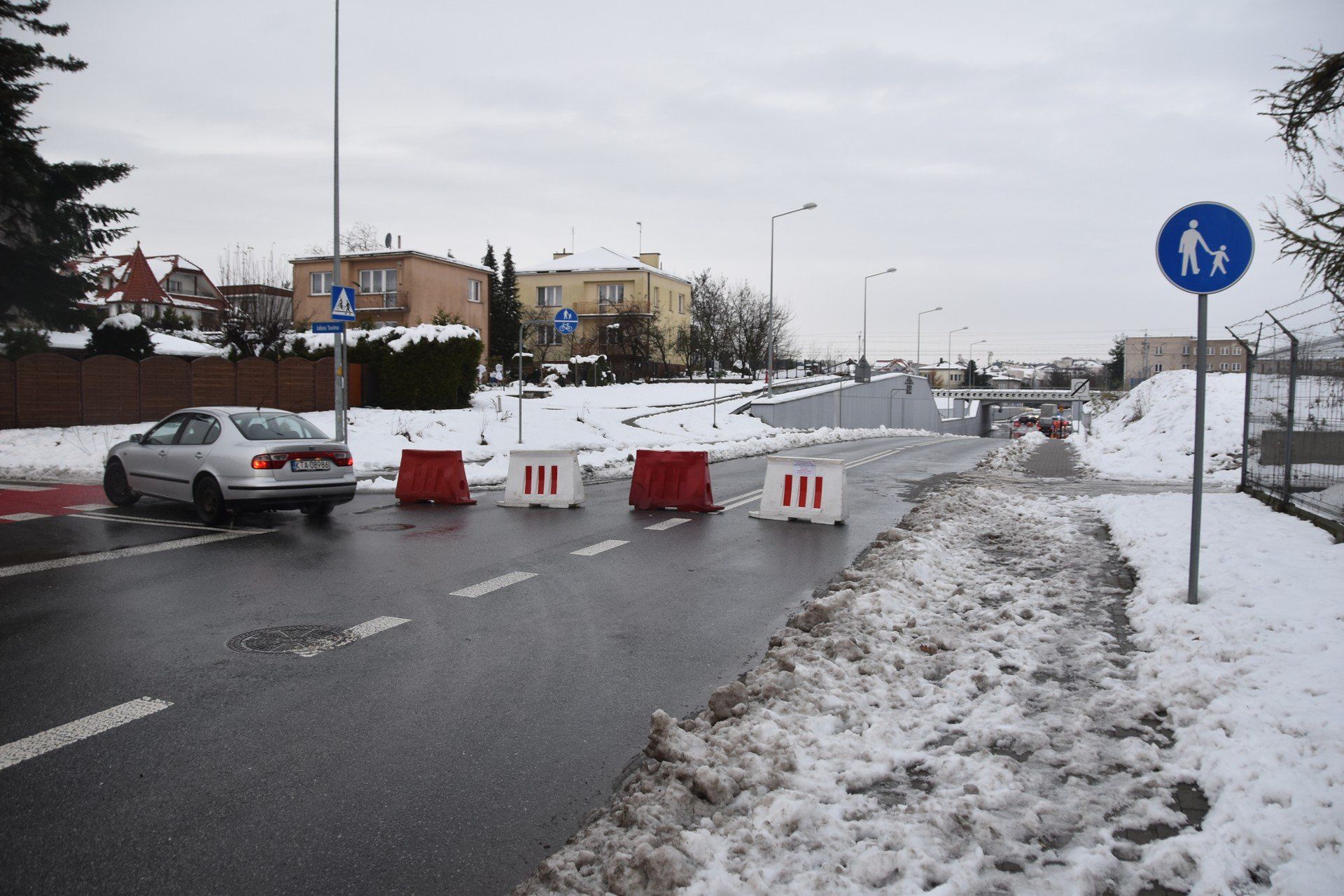 Spływająca z ulic woda z roztopów zalała drogę pod wiaduktem przy al. Tarnowskich w Tarnowie. Przejazd w tym miejscu zamknięto