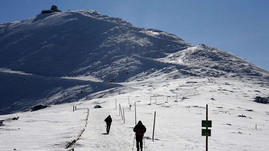 Zastanawiasz się, gdzie zacząć zimową turystykę? Karkonosze oferują proste i krótkie szlaki, które pozwolą ci bezpiecznie cieszyć się górską zimą.