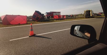 Szkolny bus dachował na autostradzie A4. Zablokowana droga w kierunku Przemyśla
