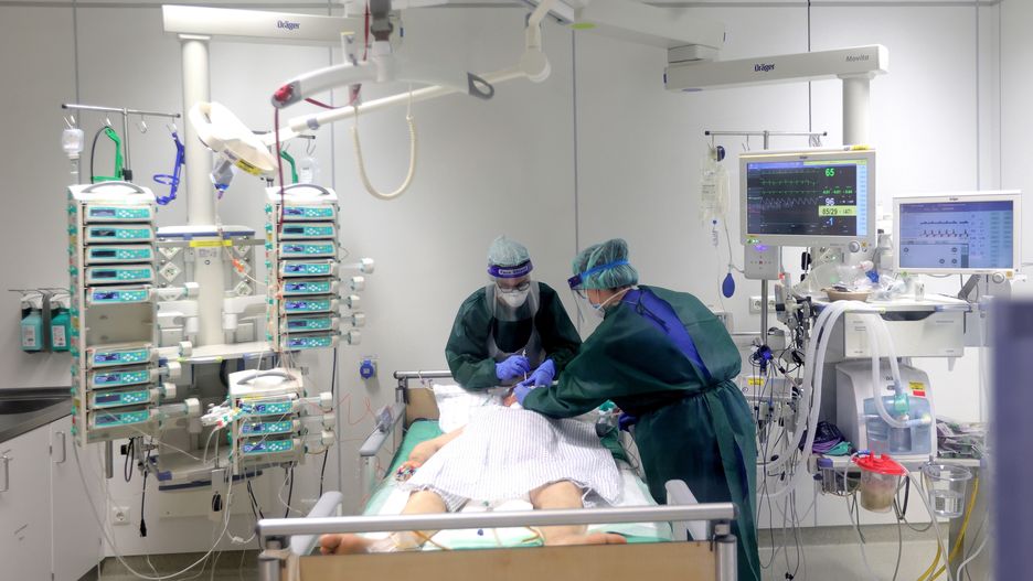 Koronawirus. Zabraknie łóżek w szpitalach? Prof. Gut wskazuje na brutalną prawdę