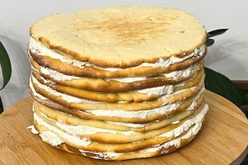 Piekę placki z twarogu i przekładam kremem. Nikt nie powie, że tort to tylko puste kalorie