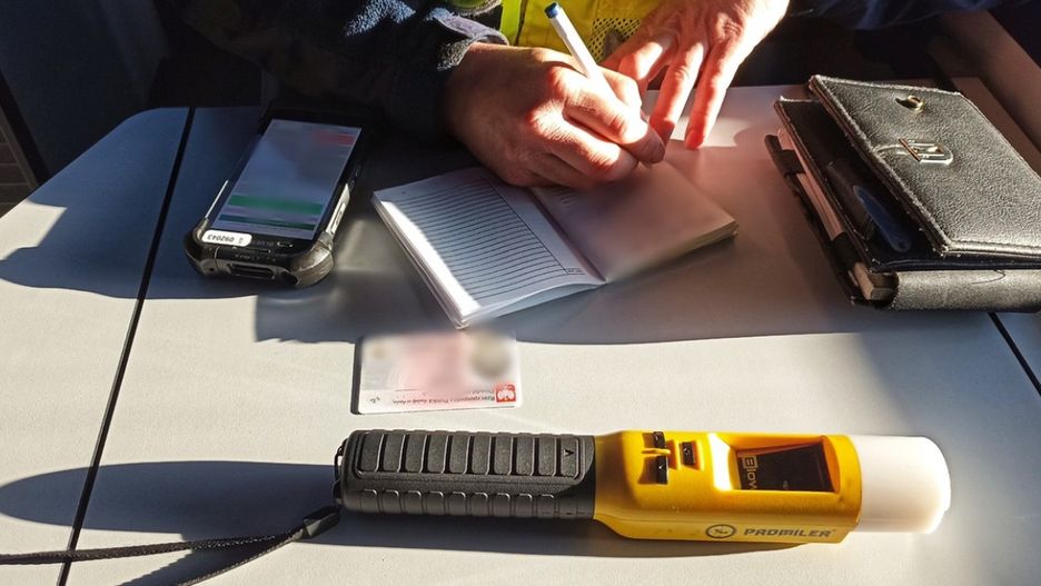 63-latek nie był w stanie wysiąść o własnych siłach z samochodu i nie miał siły wydmuchać odpowiedniej ilość powietrza potrzebnej do badania stanu trzeźwości (fot. KMP Łomża)