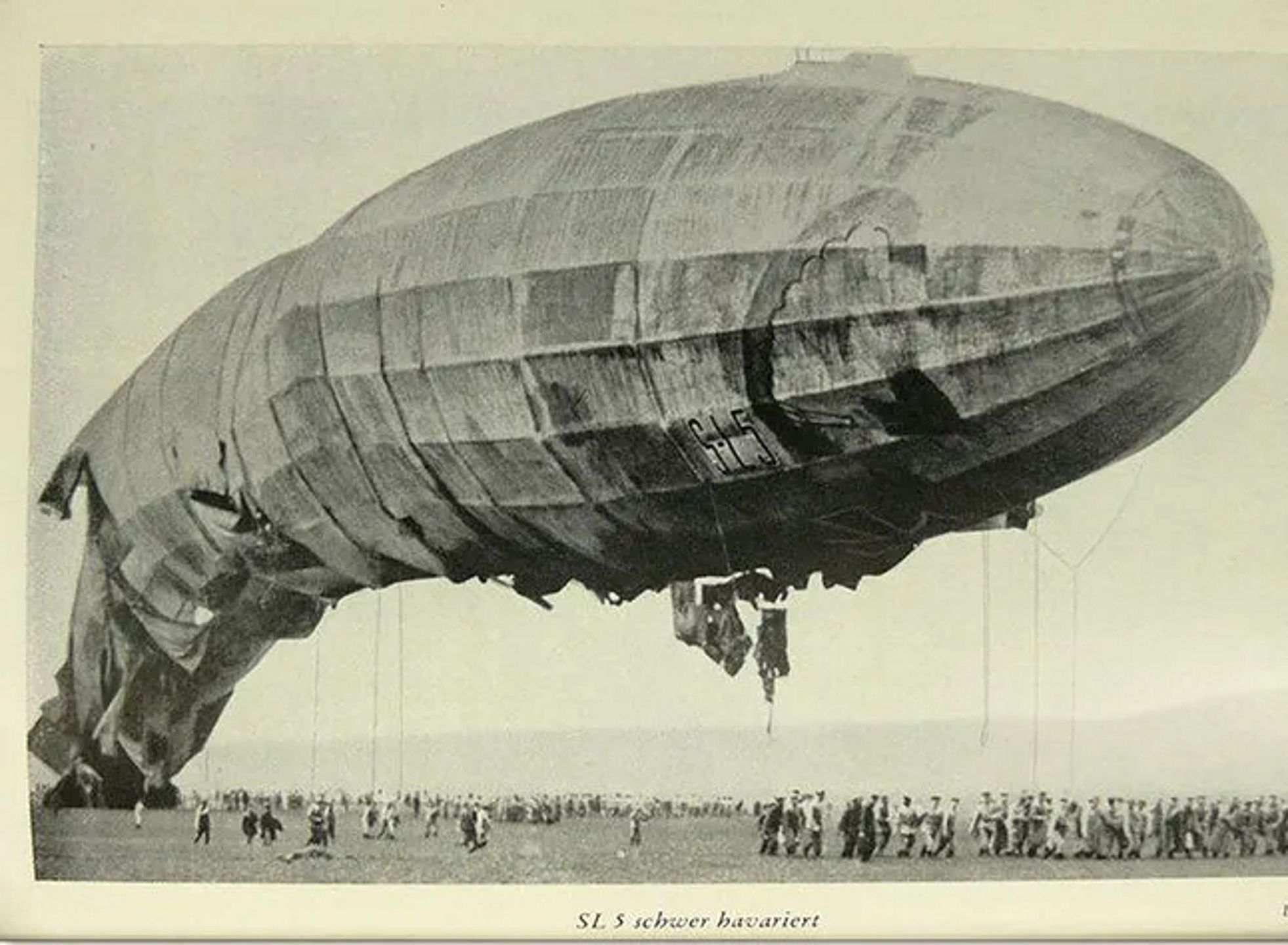 Niemiecki zeppelin SL5 powrócił do bazy pomimo zniszczenia dużej części powłoki
