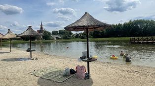 Zalew w Koprzywnicy otwarty! Na plażowiczów czekają parasole, cisza, leżaki i piękne otoczenie. Zobacz zdjęcia