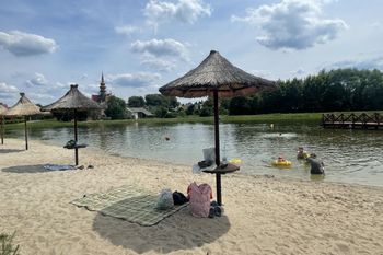 Zalew w Koprzywnicy otwarty! Na plażowiczów czekają parasole, cisza, leżaki i piękne otoczenie. Zobacz zdjęcia