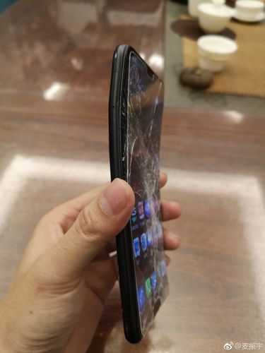 Huawei P20 po upadku z profilu, źródło: Weibo.