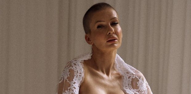 Odziana w koronkową szatkę, gorset i majtki Edyta Pazura eksponuje biust i reklamuje perfumy. Kupicie? (FOTO)