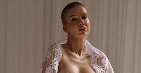 Odziana w koronkową szatkę, gorset i majtki Edyta Pazura eksponuje biust i reklamuje perfumy. Kupicie? (FOTO)