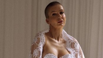 Odziana w koronkową szatkę, gorset i majtki Edyta Pazura eksponuje biust i reklamuje perfumy. Kupicie? (FOTO)