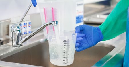 Nanoplastik w wodzie pitnej osłabia dezynfekcję? Naukowcy to sprawdzili