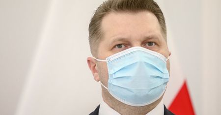 Powrót do szkół. Uczniów czekają szczepienia na COVID-19? Czarnek komentuje