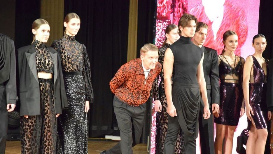 Mariusz Przybylski, jeden z najbardziej znanych projektantów mody pokazał swoją jubileuszową kolekcje podczas Radom Fashion Show 2025.