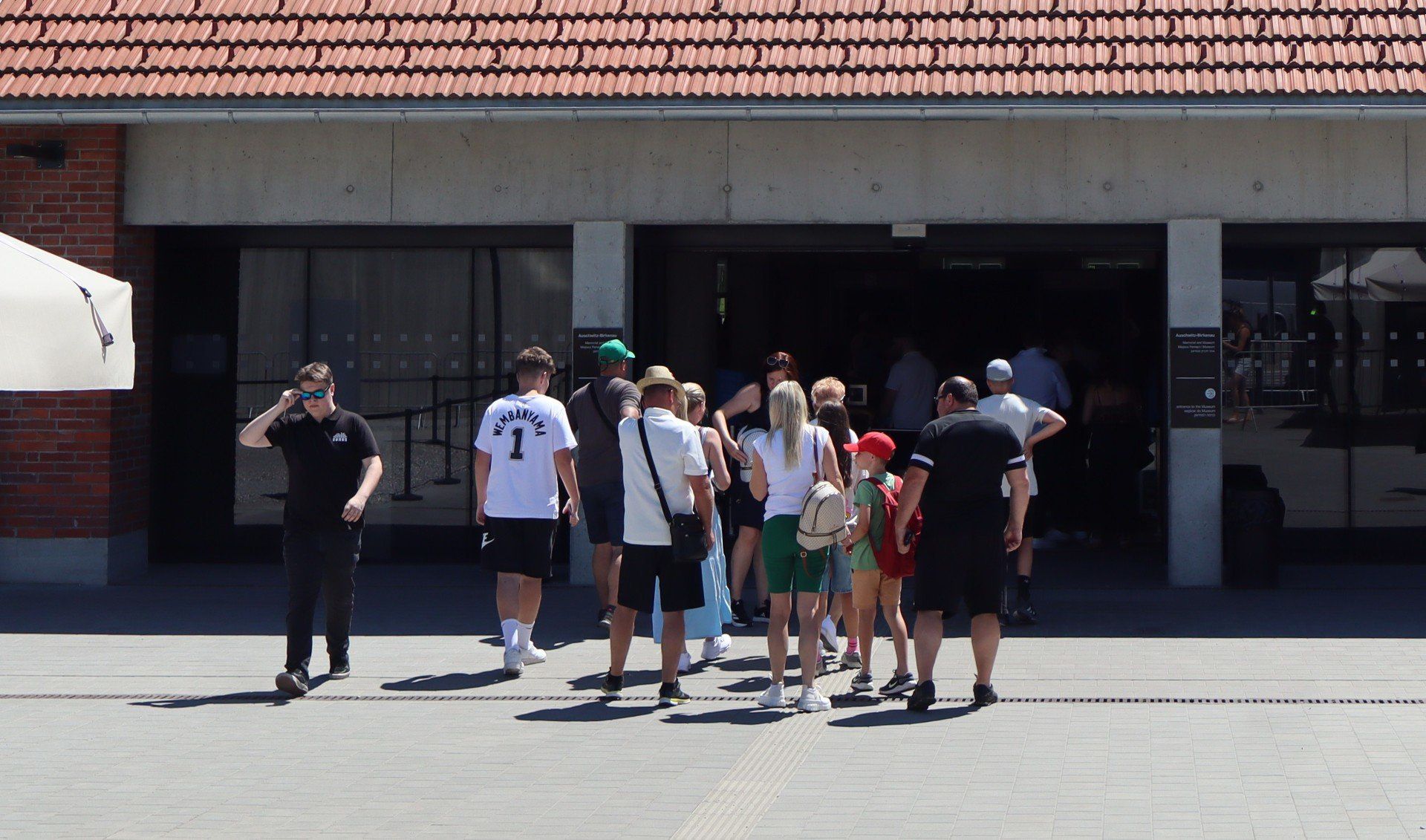 Przed wejściem na teren Muzeum Auschwitz turyści muszą przejść kontrolę bezpieczeństwa. To dlatego muzealnicy apelują, aby być na miejscu co najmniej pół godziny przed planowanym wejściem do Miejsca Pamięci.